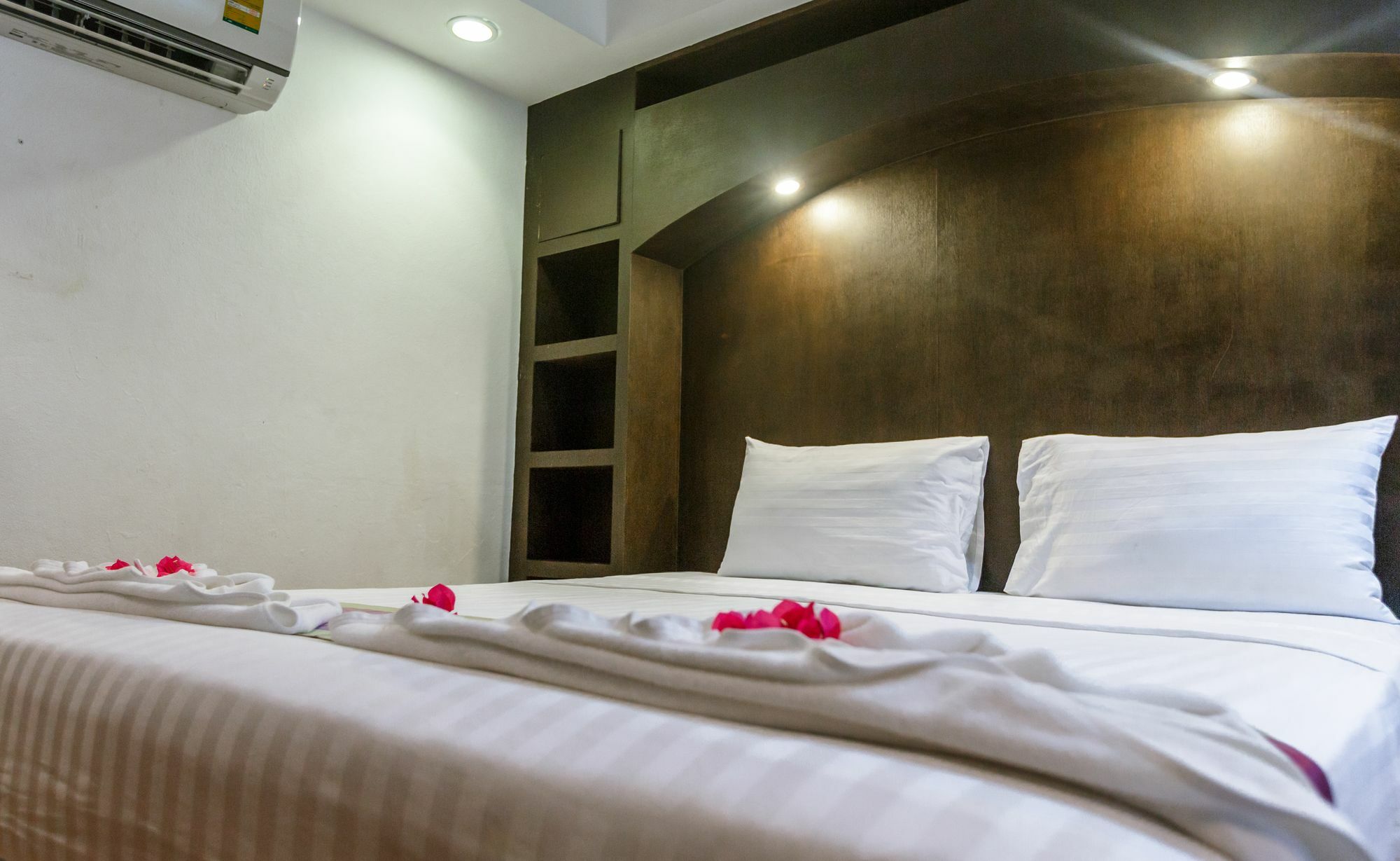 Porterhouse Beach Hotel Patong Exterior foto