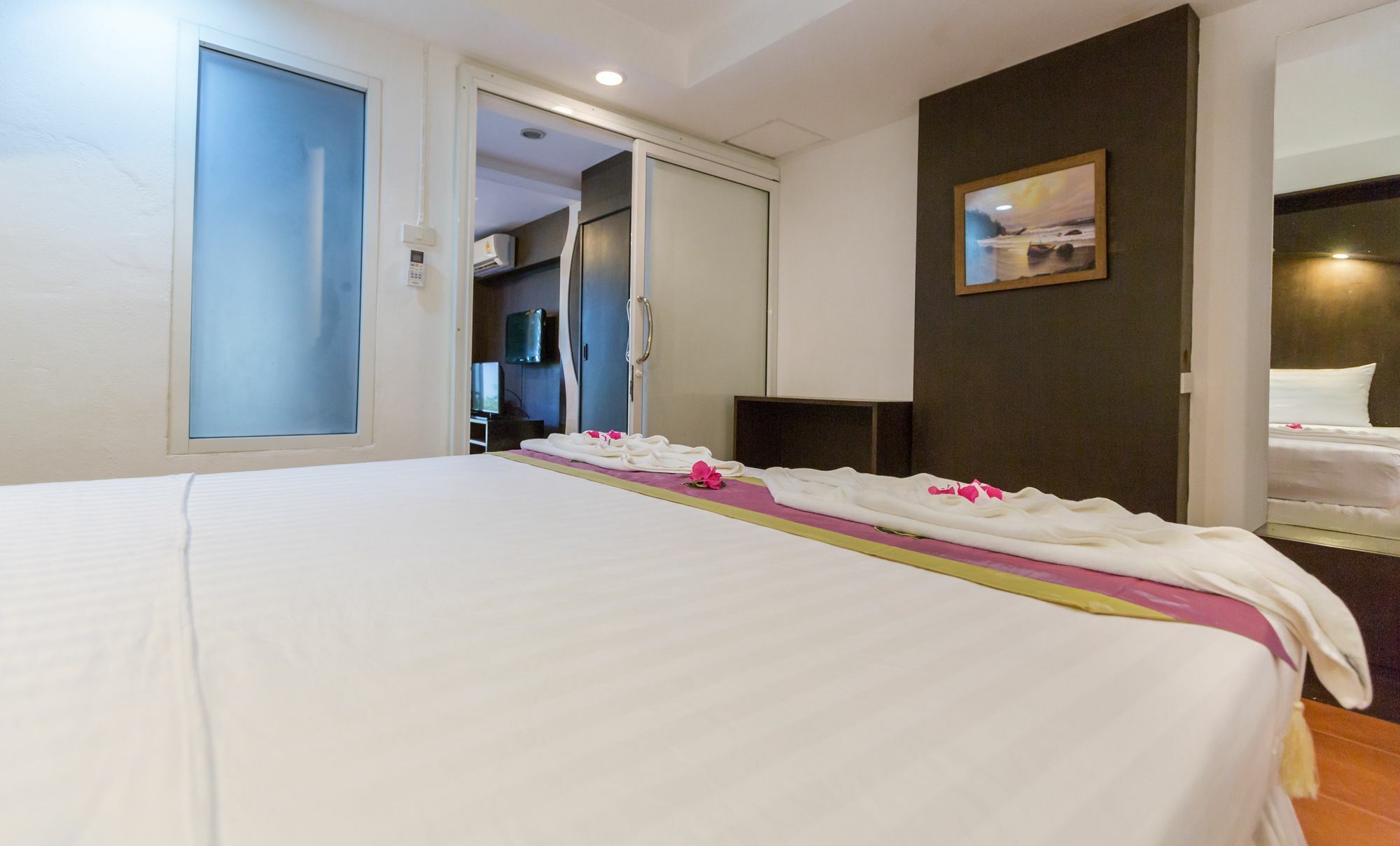 Porterhouse Beach Hotel Patong Exterior foto